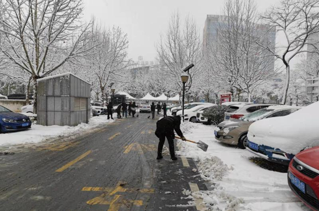 干部職工齊上陣，掃雪除冰暖民心！市住建局積極開(kāi)展掃雪除冰活動(dòng)